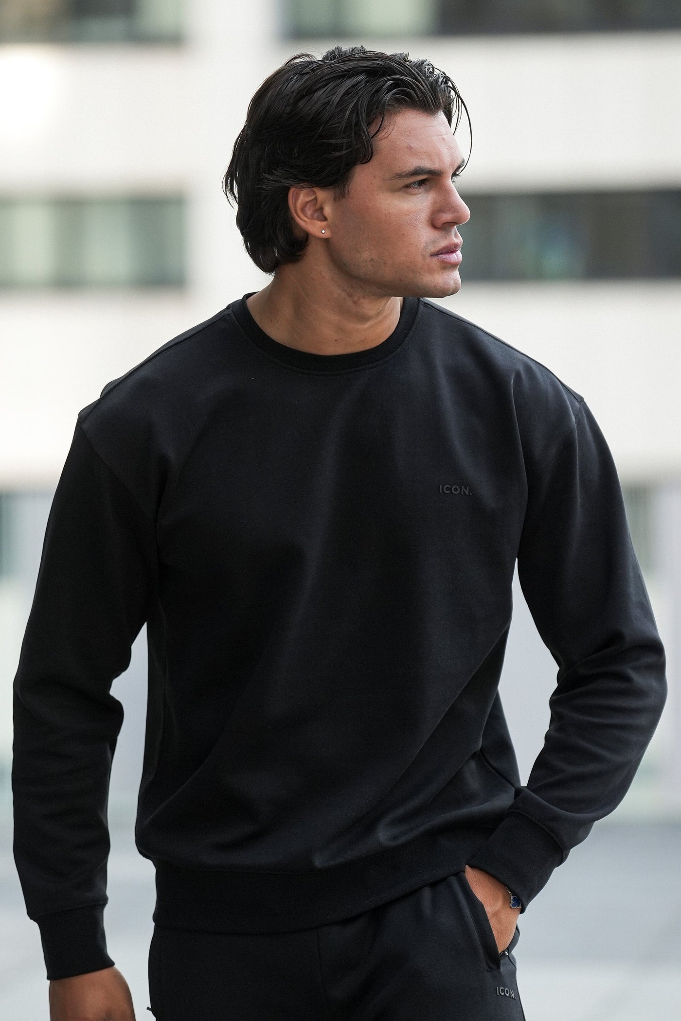 LE PULL DÉCONTRACTÉ À COL RAS-DE-COU NOIR