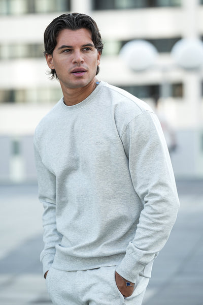 LE PULL DÉCONTRACTÉ À COL RAS-DE-COU NOIR
