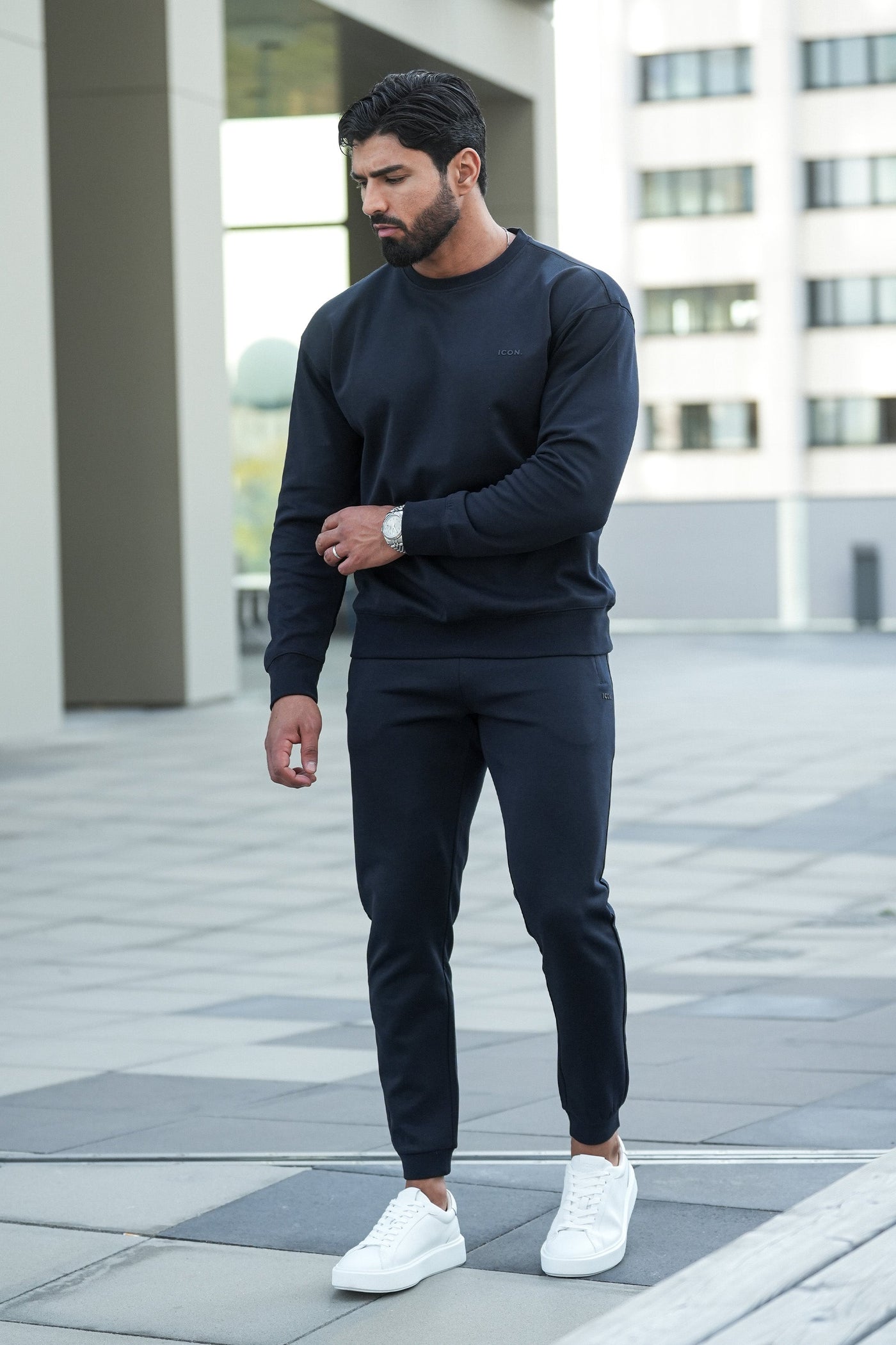 LE PULL DÉCONTRACTÉ À COL RAS-DE-COU NOIR