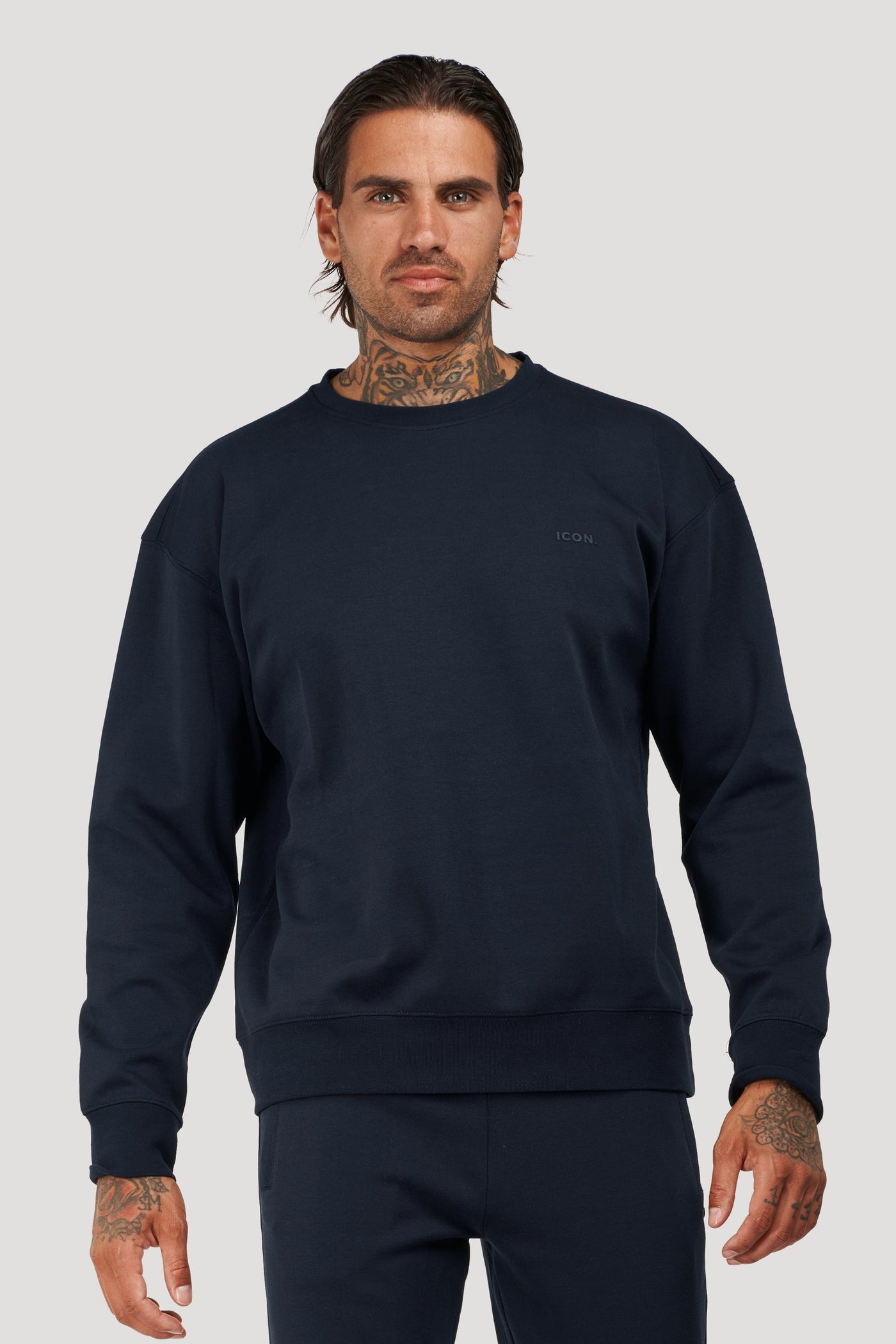 LE PULL DÉCONTRACTÉ À COL RAS-DE-COU NOIR